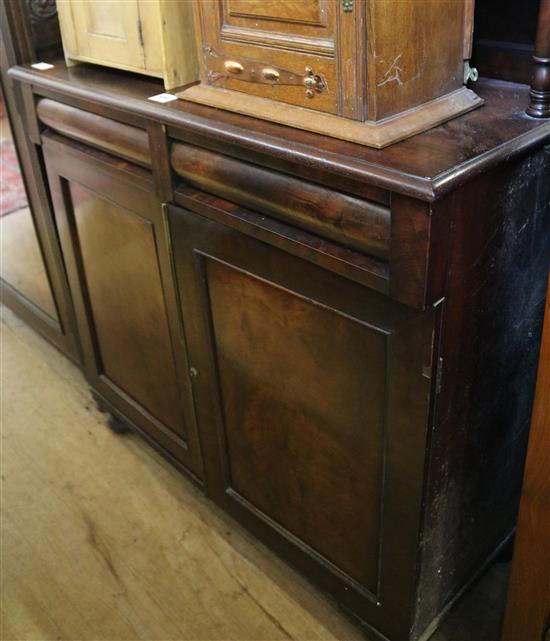 Mahogany chiffonier(-)